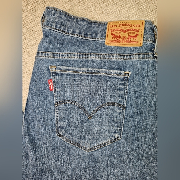 Levis Women's 711 Skinny Jean, Medium Wash, Mid Rise, Freyed Hem Size 33 - Picture 3 of 13